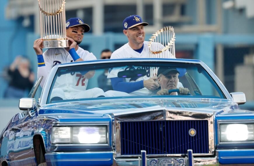 Plaschke: Dodgers Celebrate Championship Titles on a Bright Opening Day