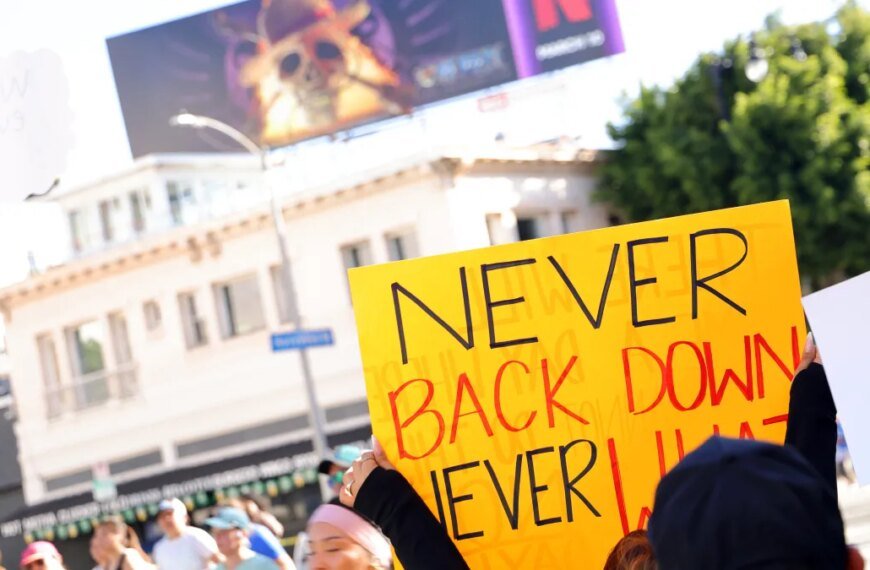 Runners Sprint Past Famous Landmarks in the 2026 LA Marathon