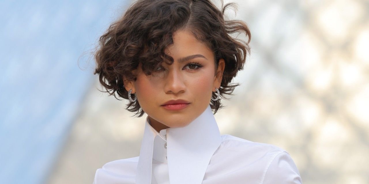 Zendaya Shines in a Stunning White Dress and Elegant Gold Wedding Band