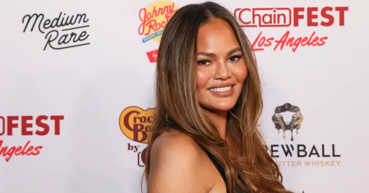 Chrissy Teigen’s Go-To Jeans Style for a Comfy, Stylish Warm Weather Look
