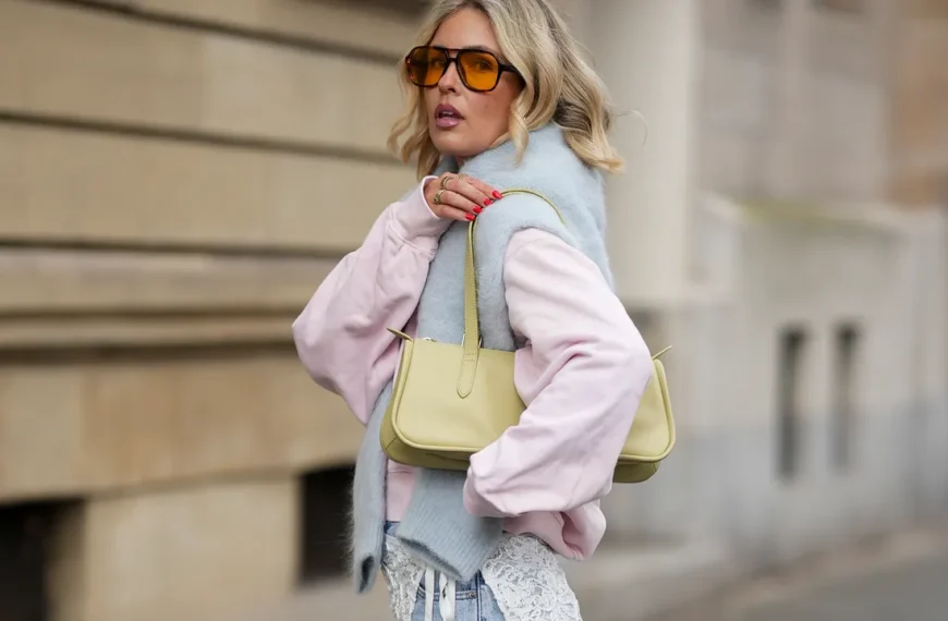 Flare Jeans and Sneakers: Your Go-To Outfit for a Stylish and Comfortable Spring