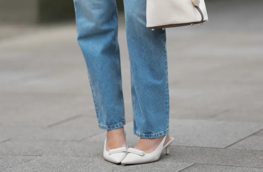 Slingback Flats and Light-Wash Jeans: A Perfect Summer Match for Comfort and Style