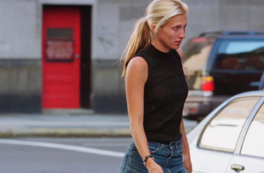 90s Pants Are Back for Spring—Here’s Our Favorite Ways to Style Them
