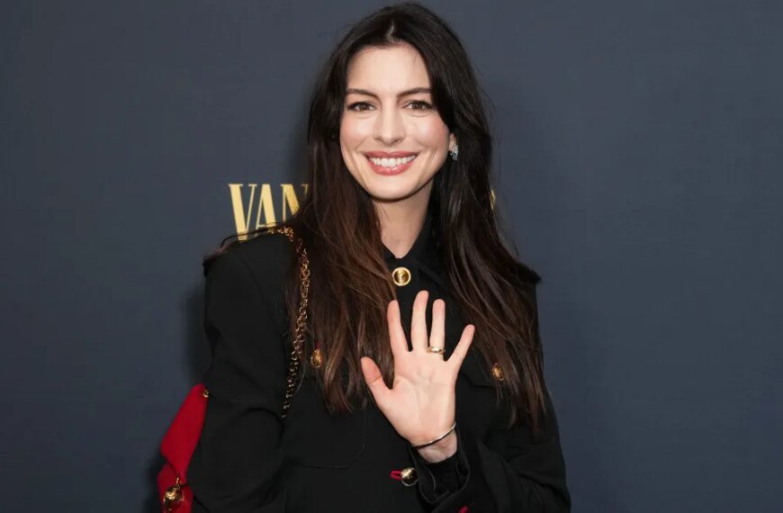 Anne Hathaway Rocks This Stylish Bag Trend on the Red Carpet – Get the Look for Just $30