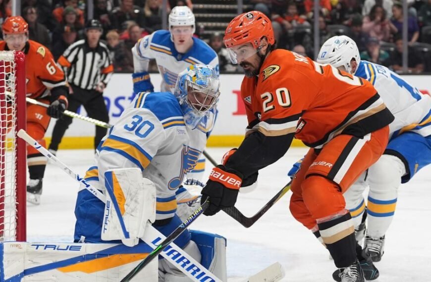 Ducks Suffer Fourth Straight Loss to Blues, Stay Tied for First in Pacific Division