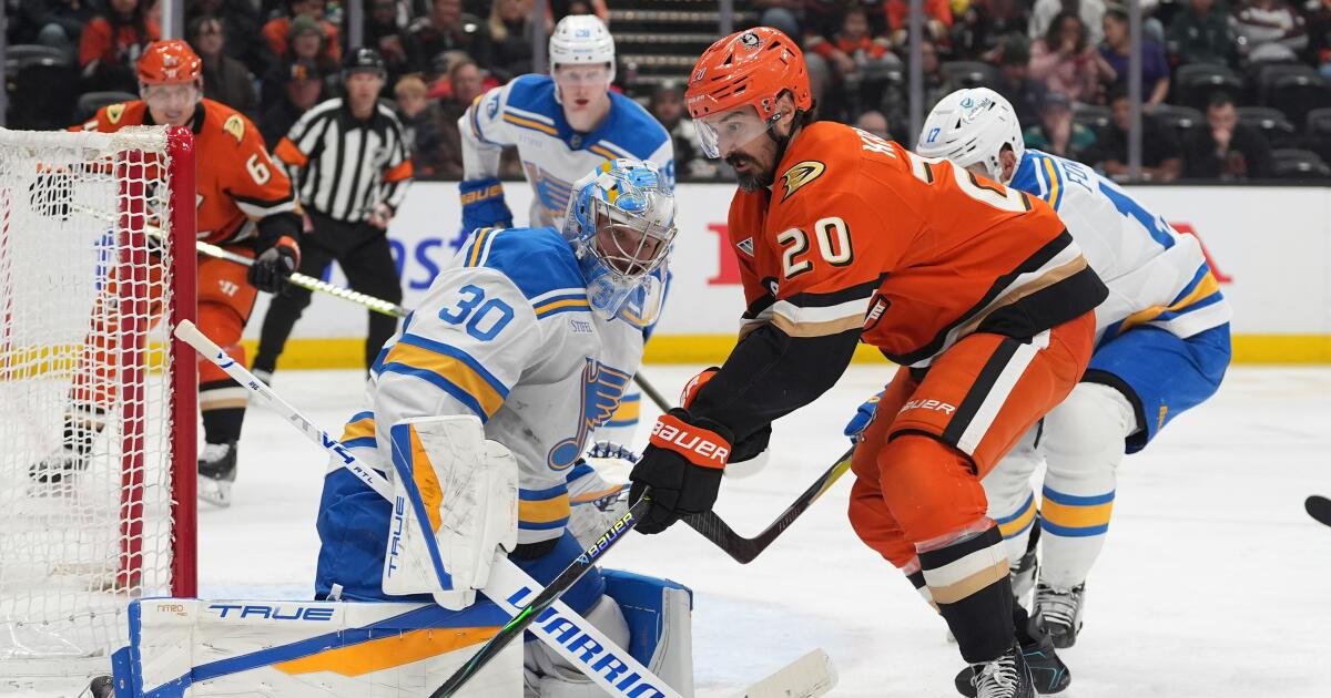 Ducks Suffer Fourth Straight Loss to Blues, Stay Tied for First in Pacific Division