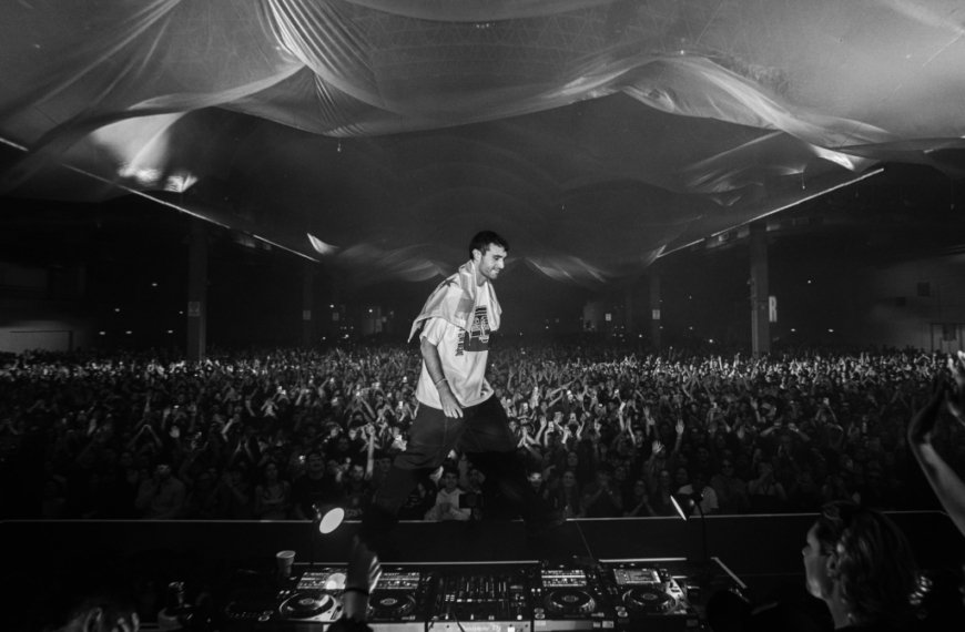 Fred Again.. Reduces Phone Use on His USB002 Tour and Shares Memories Through Photos and Videos