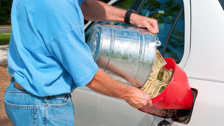 How Rising Gas Prices Are Affecting Latino Households Financially