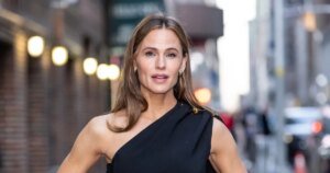 Jennifer Garner's Stylish Quarter-Zip Pullover: Perfect for Spring — Find Your Look