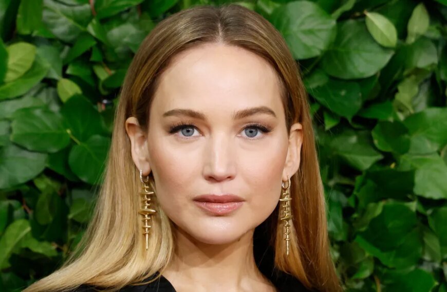Jennifer Lawrence's Vintage Beatles Tee is the Perfect Spring Trend for Everyone
