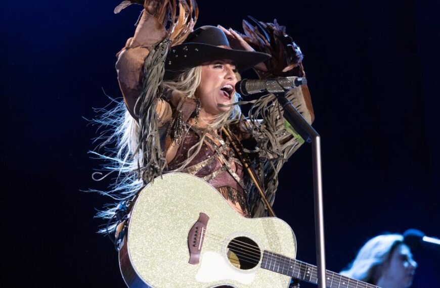 Lainey Wilson's Response When Stagecoach Faced Wind Troubles