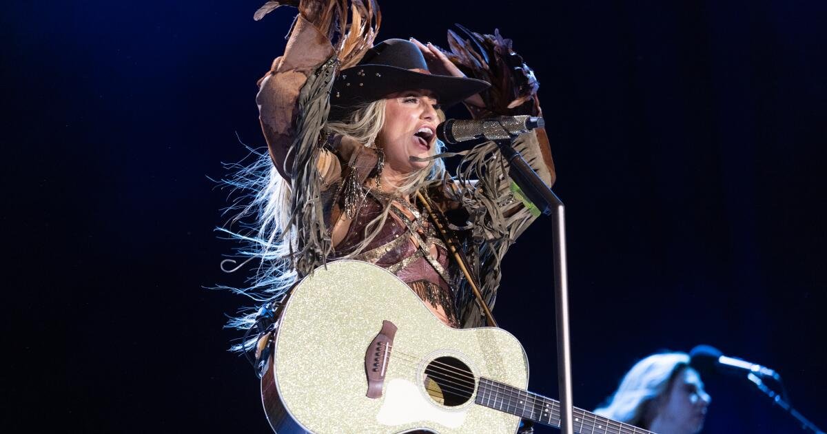 Lainey Wilson's Response When Stagecoach Faced Wind Troubles