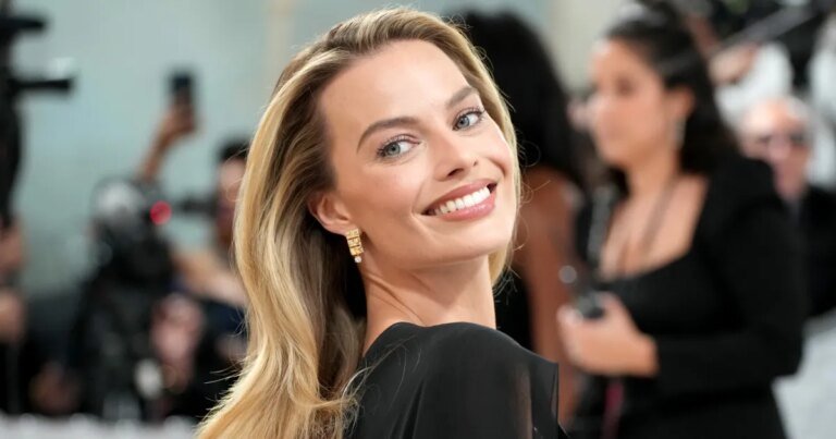 Margot Robbie's Travel Outfits: Comfortable, Chic, and Coordinated Looks