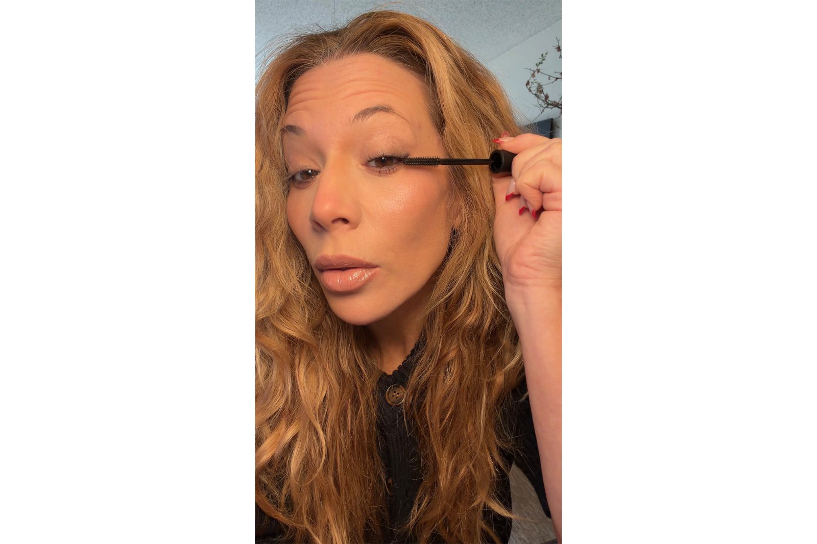 Daisy Toye applying tubing mascara.