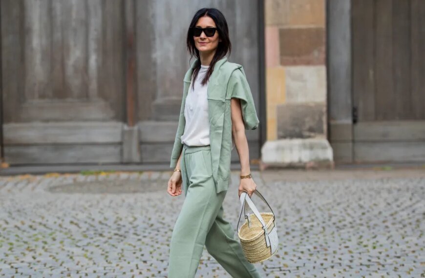 Travel Monthly? Here Are 19 Stylish Travel Outfits Every Cool Mom Loves