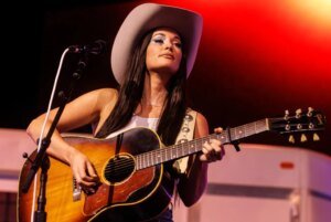 Kacey Musgraves Releases Two Bonus Tracks for 'Middle of Nowhere'