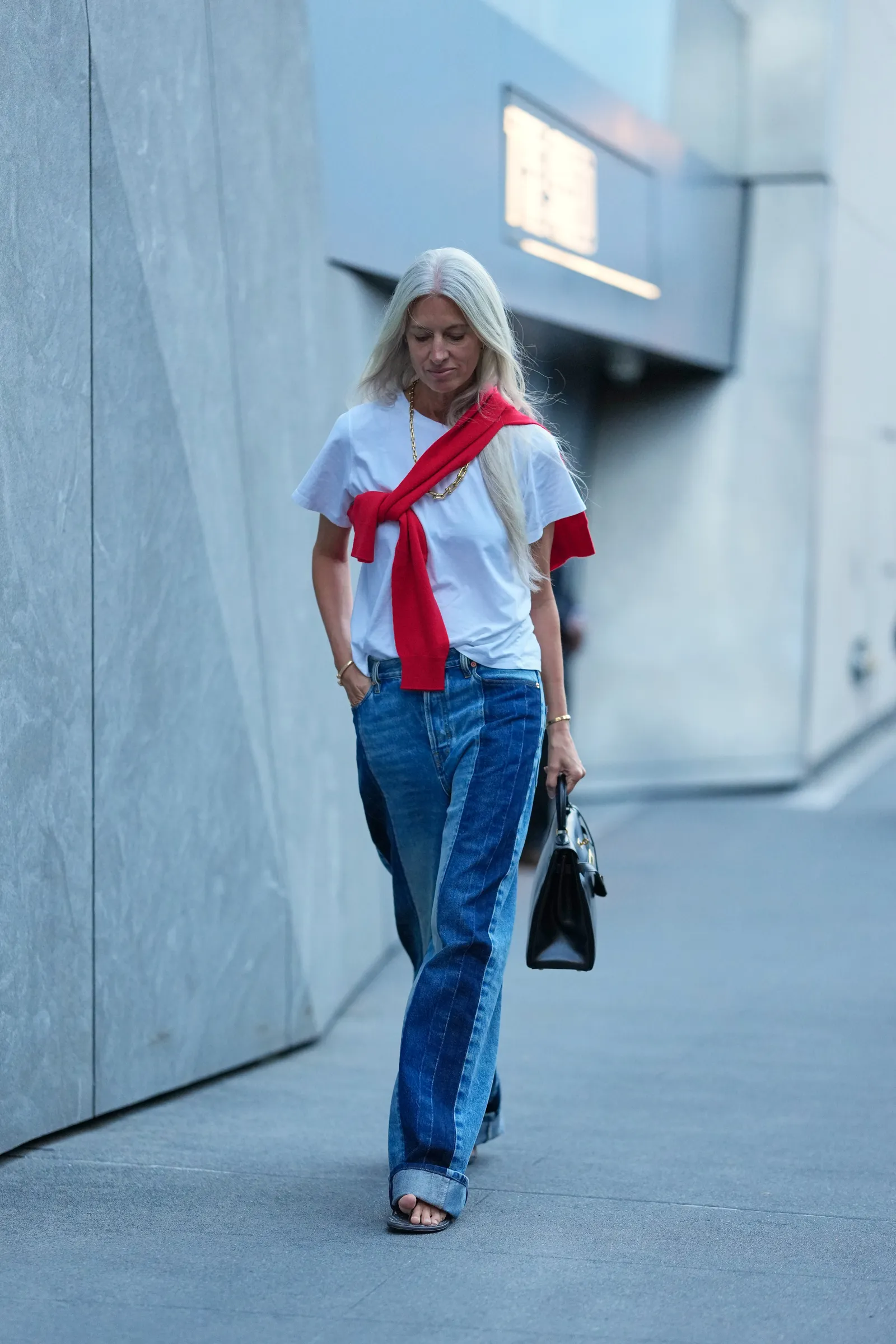 woman wearing twotone jeans