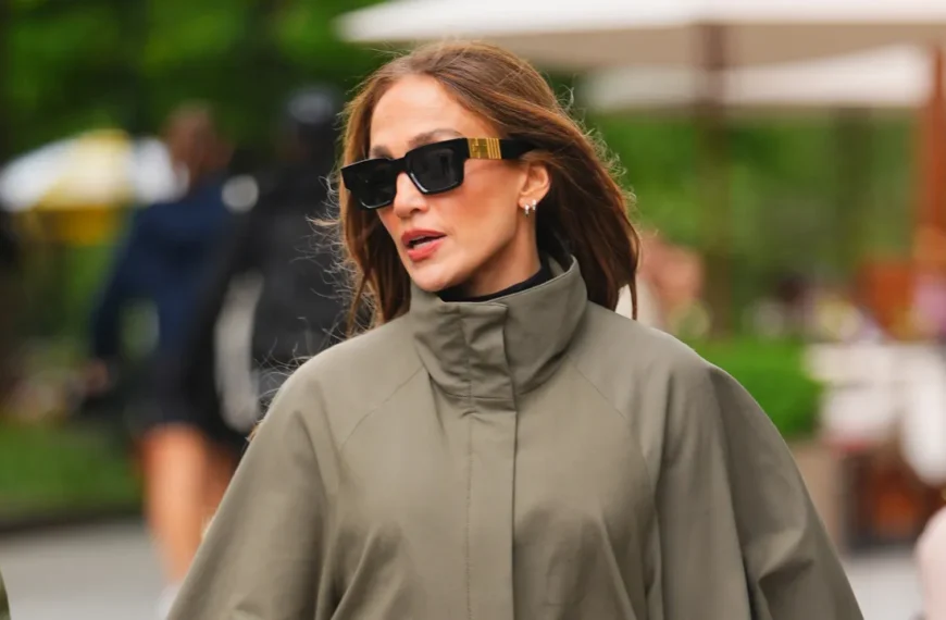 Jennifer Lopez Shows How to Style Black Capri Leggings with Brown Heels This Summer