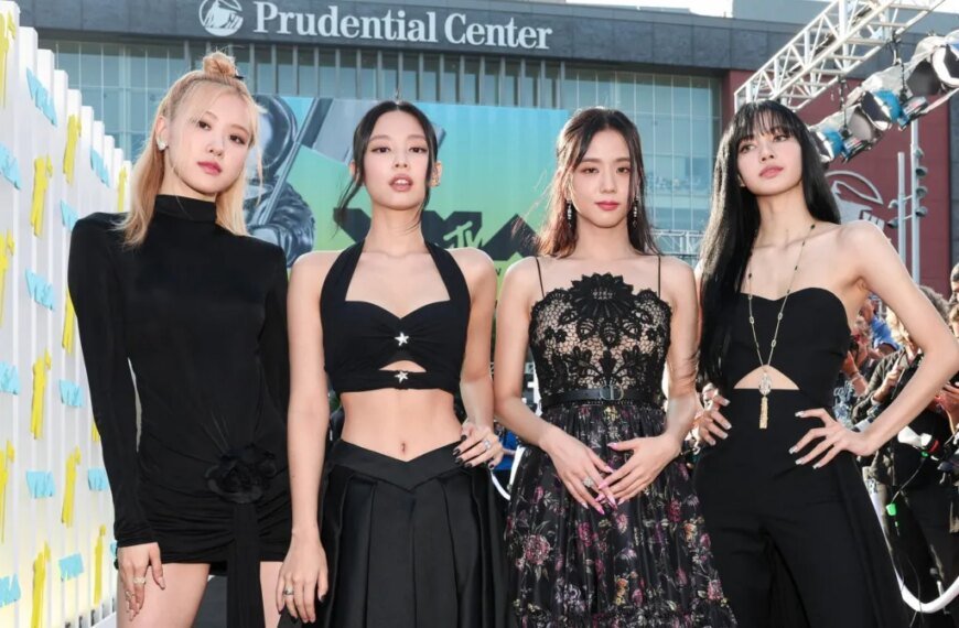 BLACKPINK Shares a Fun Bathroom Selfie Together at the 2026 Met Gala