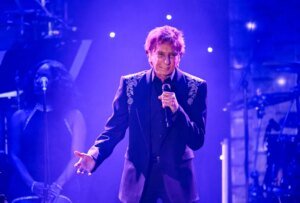 Barry Manilow Delays May Las Vegas Shows as He Focuses on Cancer Recovery
