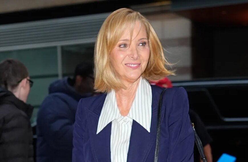 Channeling '90s Minimalism: Get Lisa Kudrow's Navy Blazer Look for Just $46