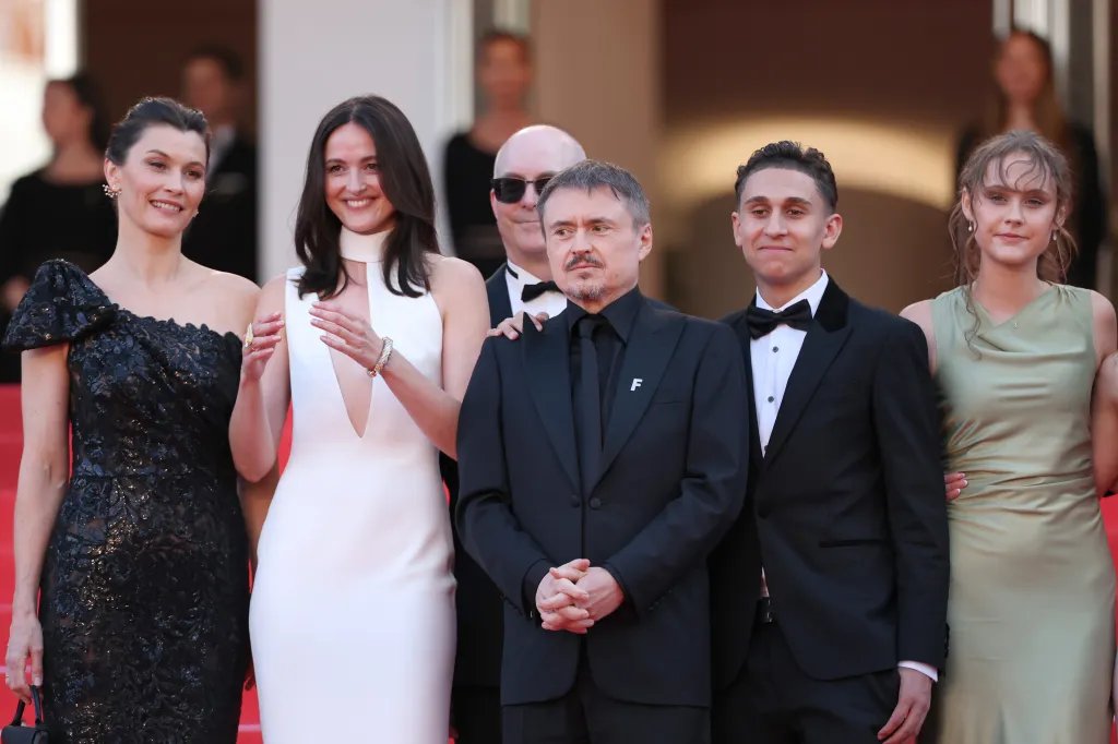 Cristian Mungiu's 'Fjord' Receives Enthusiastic 12-Minute Applause at Cannes, Setting a New Record for the Year