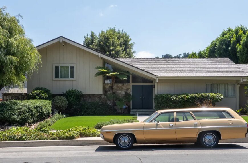 House Tours of the Iconic Brady Bunch Home Launch in Studio City