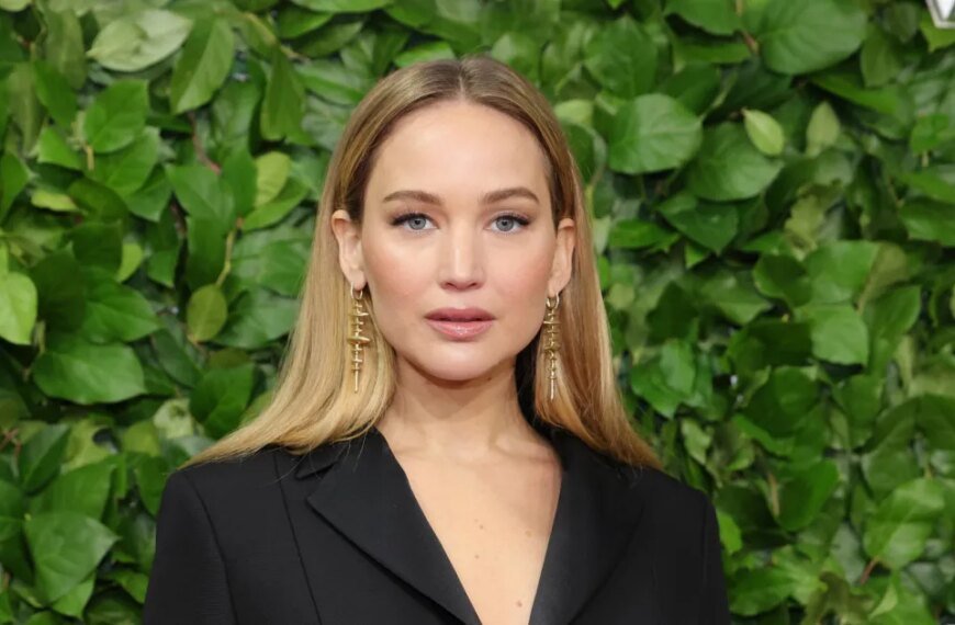 Jennifer Lawrence's Maxi Dress Has an Eye-Opening Detail That Lengthens Her Look