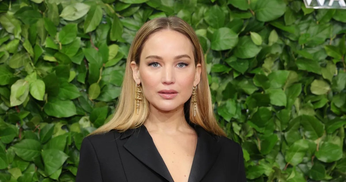 Jennifer Lawrence's Maxi Dress Has an Eye-Opening Detail That Lengthens Her Look