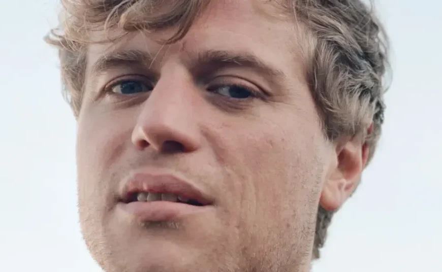 Johnny Flynn Cast as Paul Simon in ‘The Road Home’ Alongside Cynthia Erivo, Guy Pearce, and Thabo Rametsi at Cannes