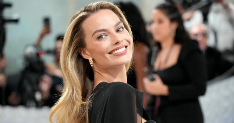 Travel in Style: How Margot Robbie's Cuffed Jeans Make Airport Outfits Effortlessly Chic