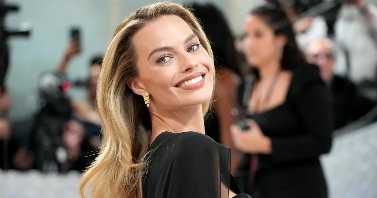 Travel in Style: How Margot Robbie's Cuffed Jeans Make Airport Outfits Effortlessly Chic