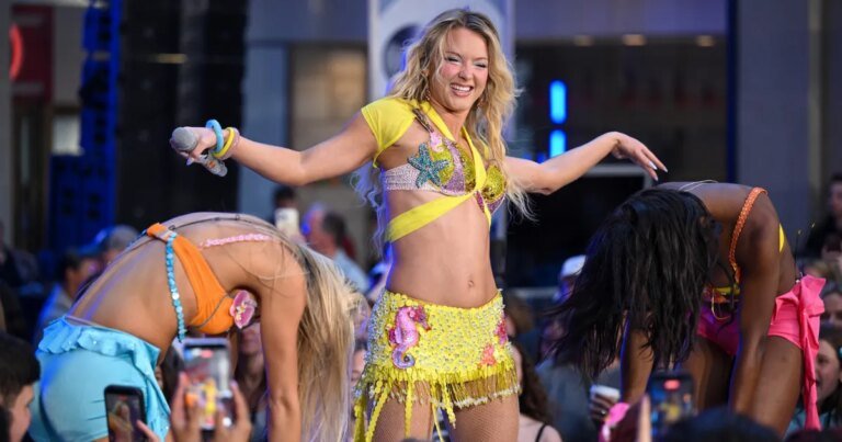 Zara Larsson Dances Through Wardrobe Malfunction at 'Today' Concert